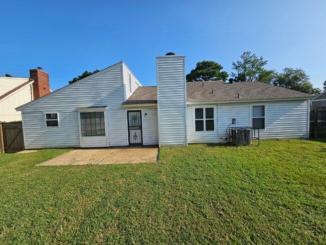 Building Photo - PREMIUM RENTAL! 3BR/2BA | Stone Fireplace & Hardwoods | Fenced Yard!