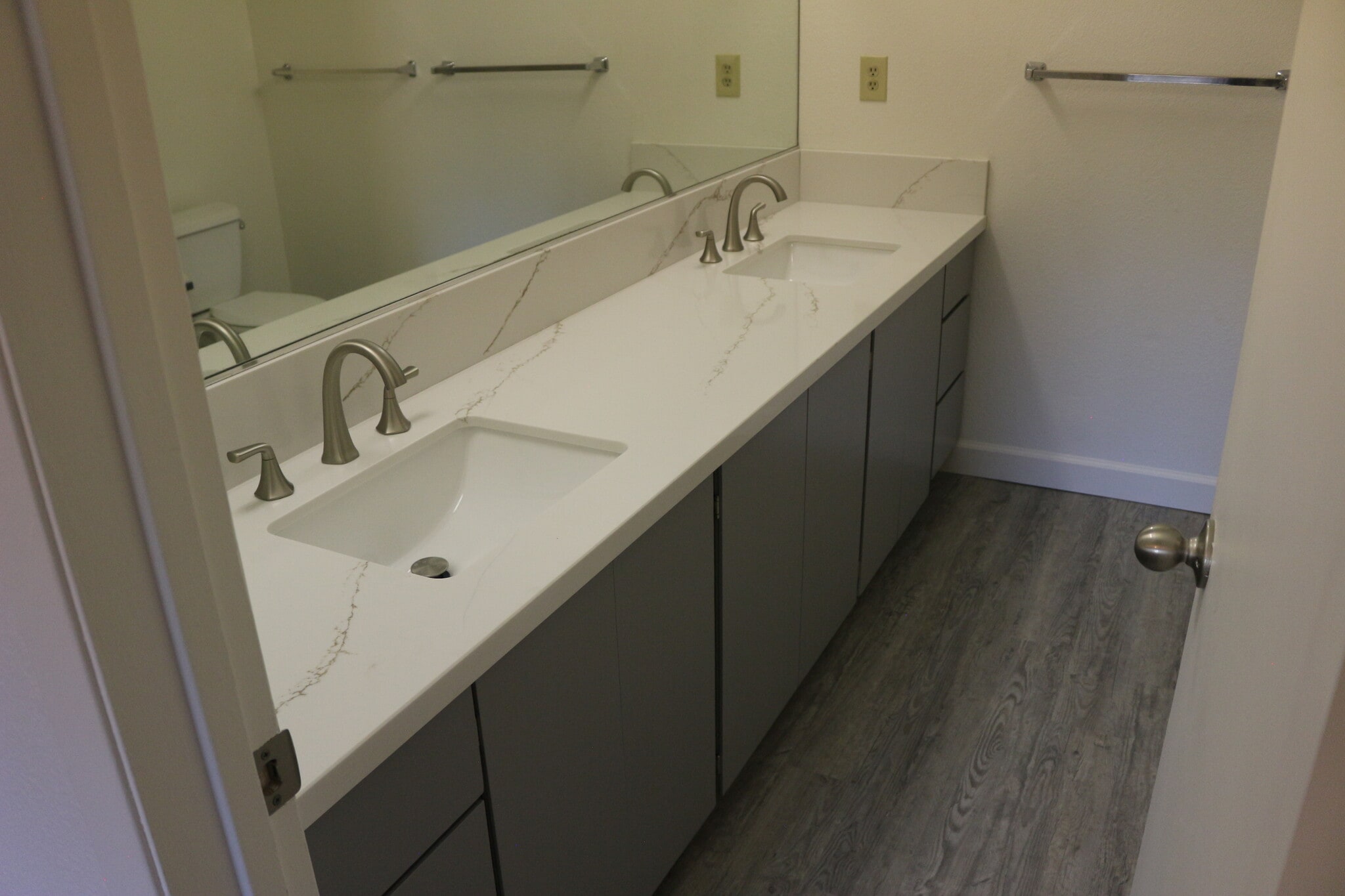 Master Bath w/shower - 2210 Ceanothus Ave