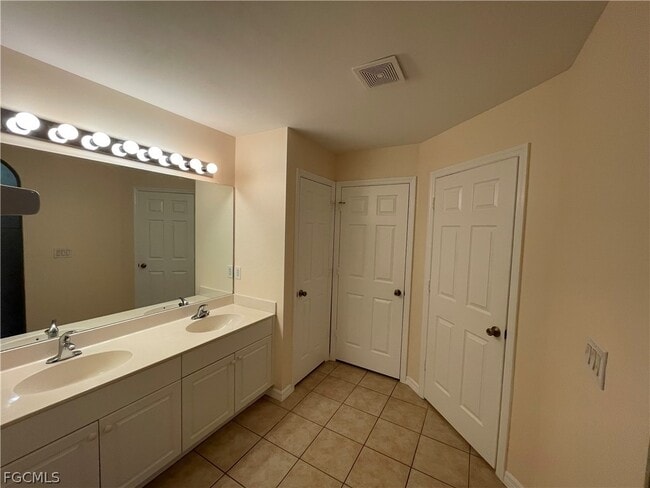 Building Photo - 606 SW 27th Terrace