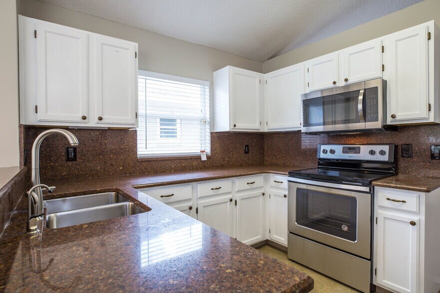 Building Photo - 338 Lakebreeze Cir