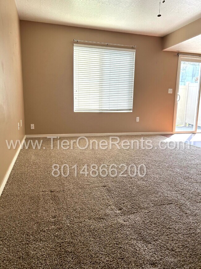 Building Photo - Move-in special: $500 off First months rent