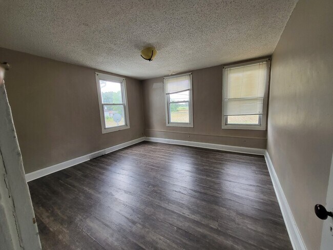 Building Photo - 488 Red Lion Rd