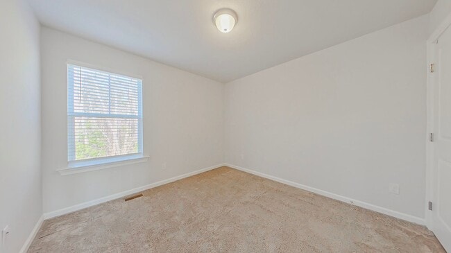 Building Photo - Like New Townhome
