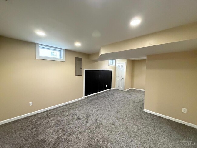 Building Photo - 7801 Livingston Dr