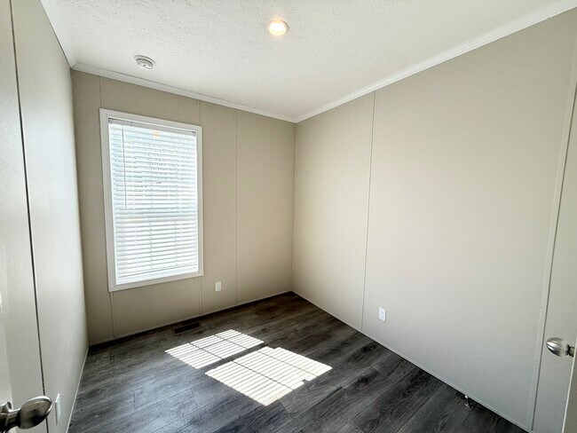 Building Photo - 9356 River Dr