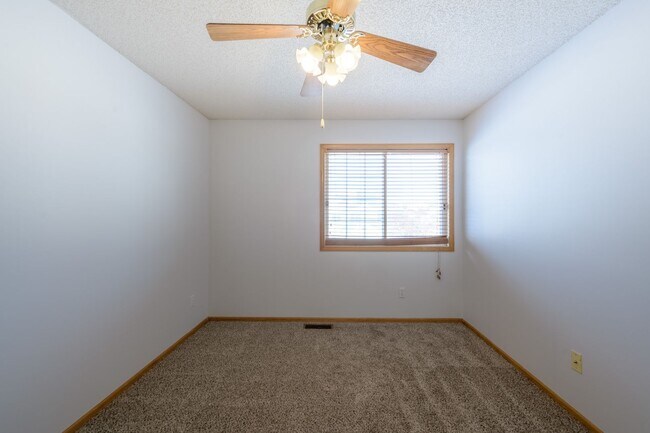 Building Photo - 2BD / 2BA Coon Rapids townhome. Completely renovated!!! Dont miss out!