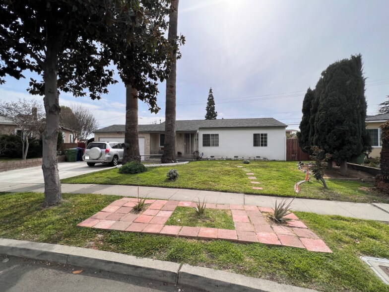 Building Photo - 8010 Crosnoe Ave