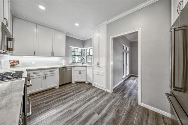 Building Photo - 10 Silent Brook Pl