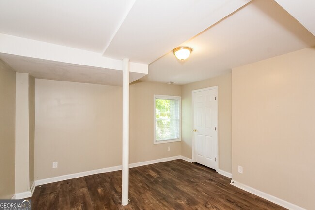 Building Photo - 3510 Ingledale Dr SW