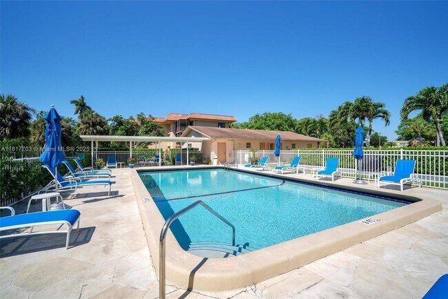 Building Photo - 200 Jacaranda Country Club Dr