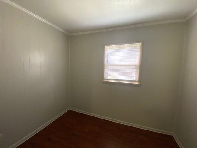 Building Photo - 3 Bedroom, 2 Bath Home, Available Now!