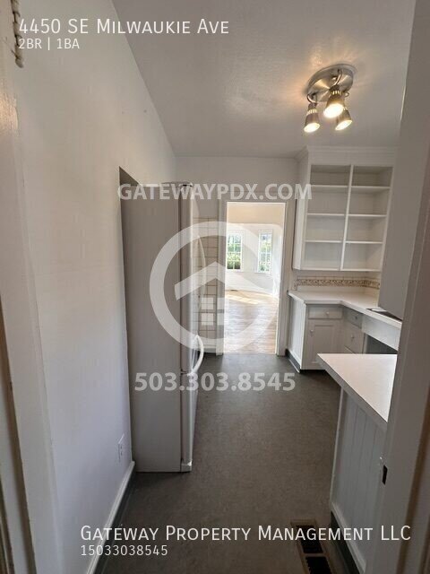 Building Photo - 4450 SE Milwaukie Ave