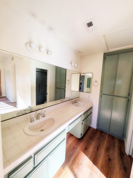 Double vanity in primary bathroom - 45390 Driftwood Dr