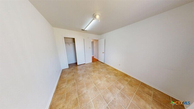 Building Photo - 411 Tomahawk Dr