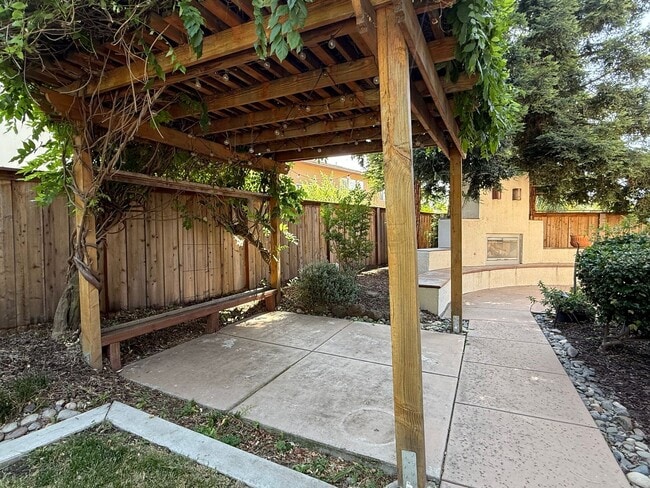 Building Photo - Beautiful 4 bedroom plus loft Pool home