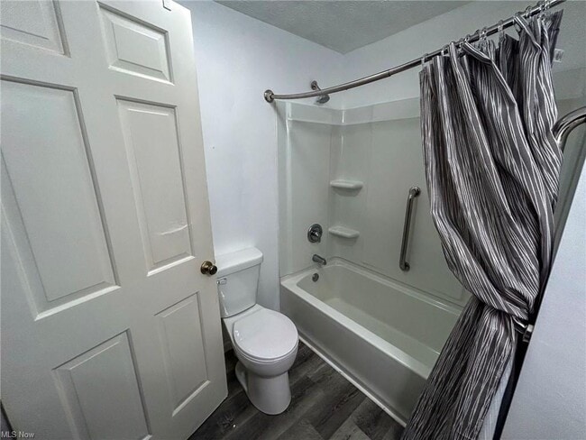 Building Photo - 535 Willow Dr SE