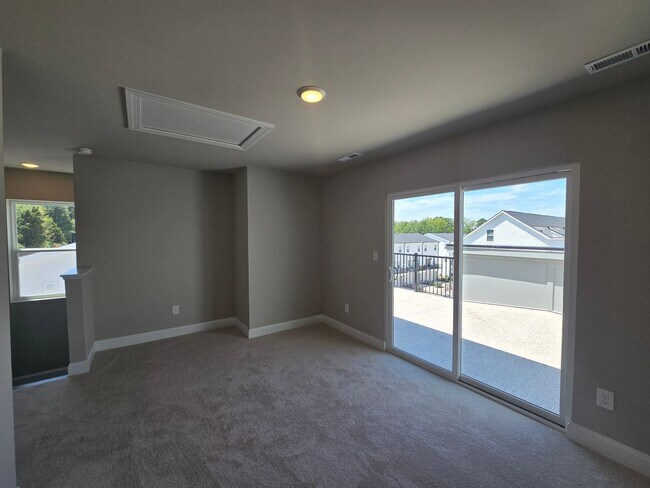 Building Photo - Modern Urban Elegance Meets Functionality