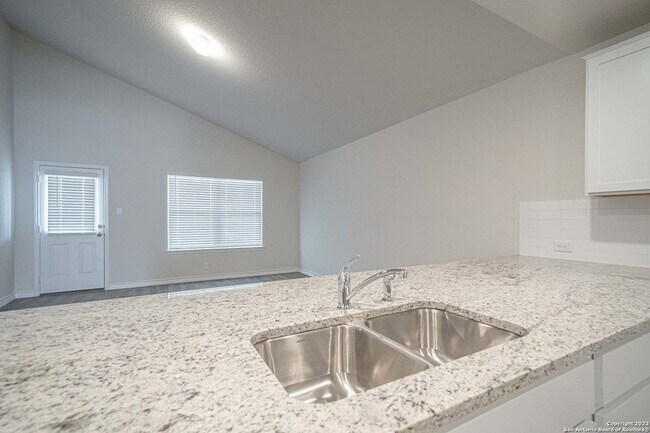 Building Photo - 909 Rolling River