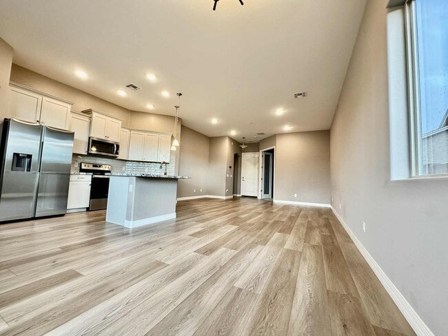 Building Photo - 4960 N Pemberley St