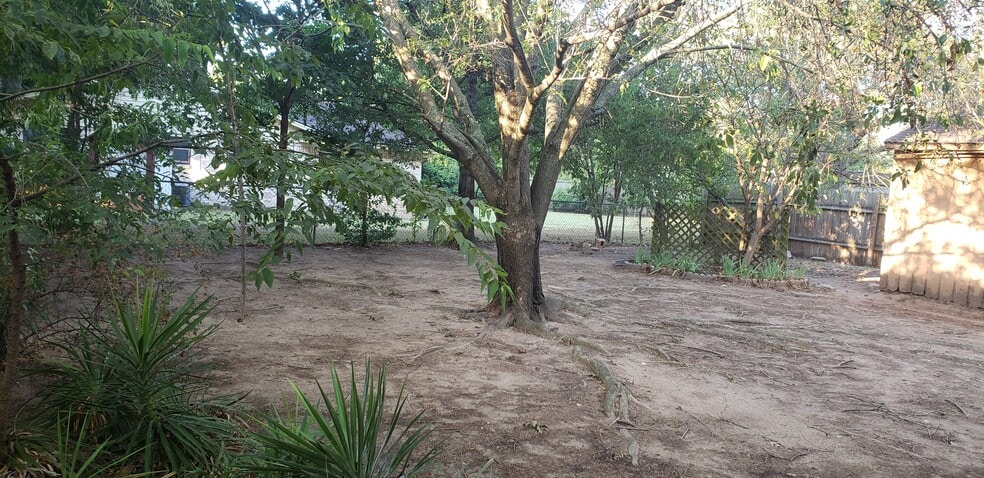 Building Photo - 210 W 14th St