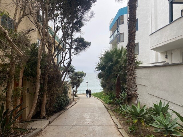 walkway to beach - 575 Esplanade