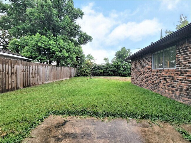 Building Photo - 721 Academy Ln