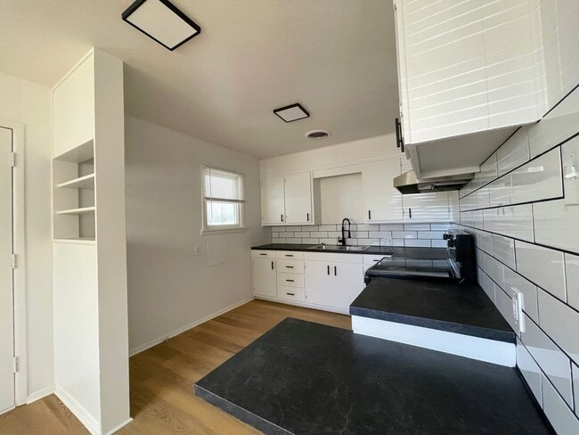 Building Photo - Modern Comfort Meets Classic Charm – Fresh-Renovated 3-Bed Home in Lamesa