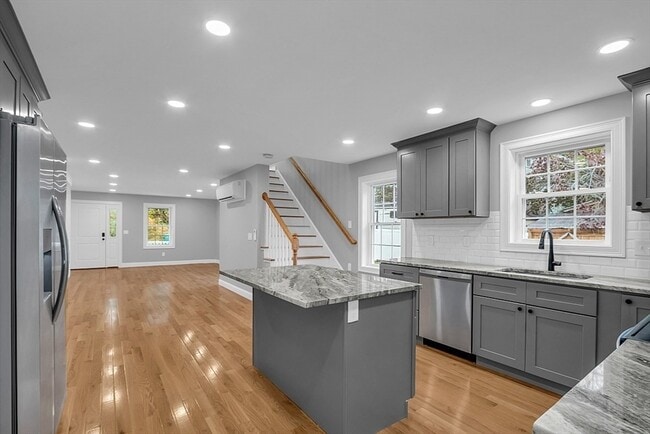 Building Photo - 74 Smith St