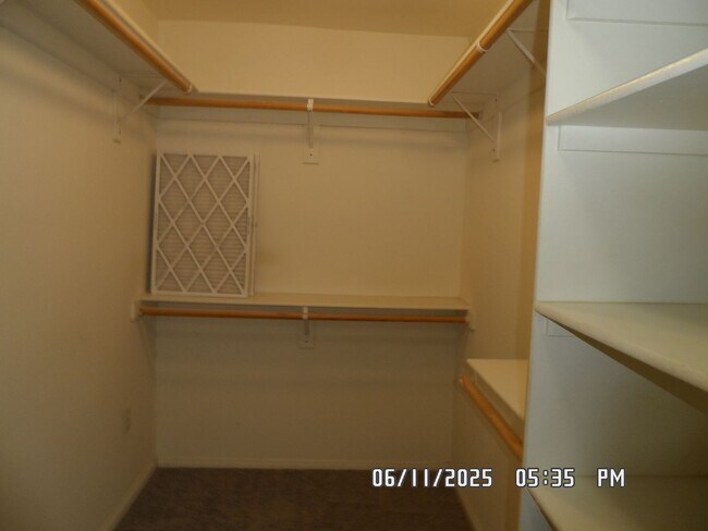 Building Photo - 3 Bedrooms, Den, 2 Bathrooms, 3 Car Garage...