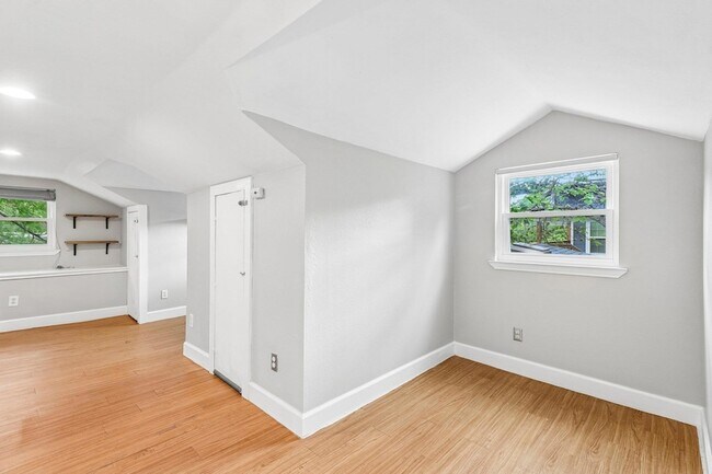Building Photo - 4315 Bellvue Ave