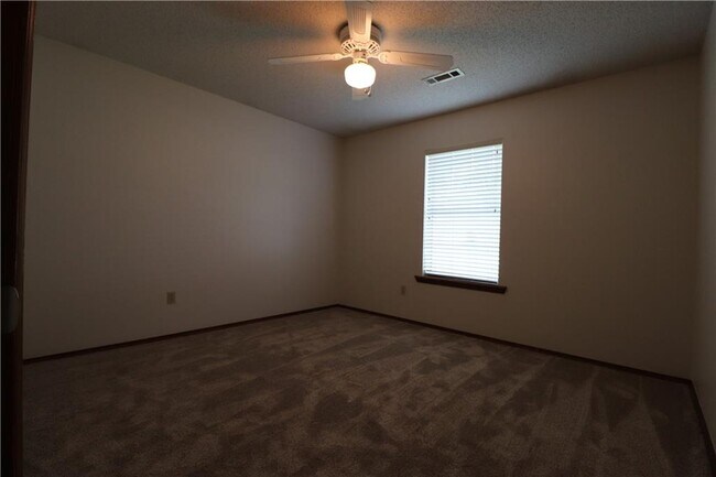 Building Photo - 2701 Dividend Dr