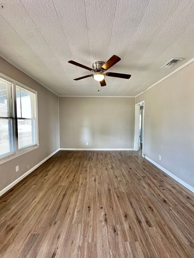 Building Photo - Coming Soon - 3 Bedroom Home Near Bradford...