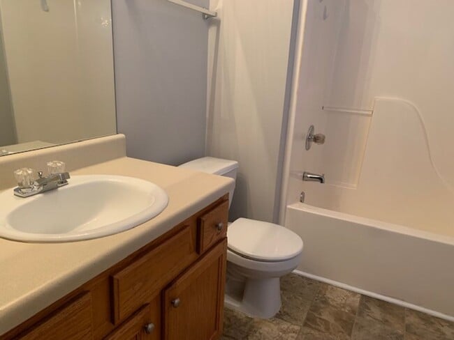 Building Photo - Charming 3 BR / 2 BATH Ranch!!