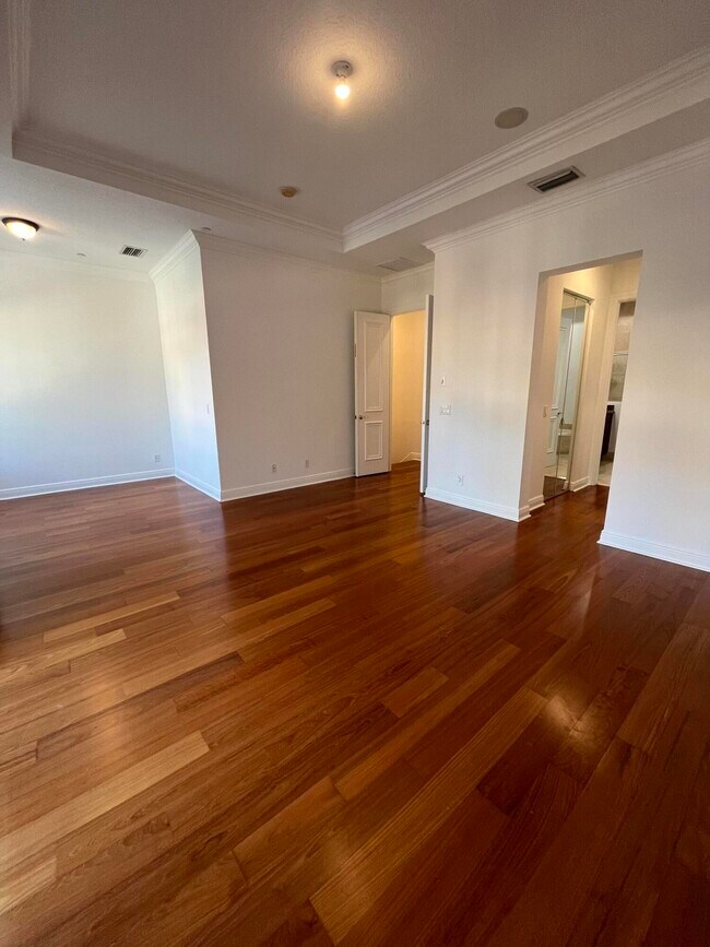Building Photo - 355 NE 69th Cir