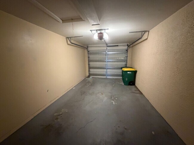 Building Photo - ANNUAL RENTAL - 3 BED / 2 BATH CONDO WITH 1 CAR GARAGE IN SHERWOOD