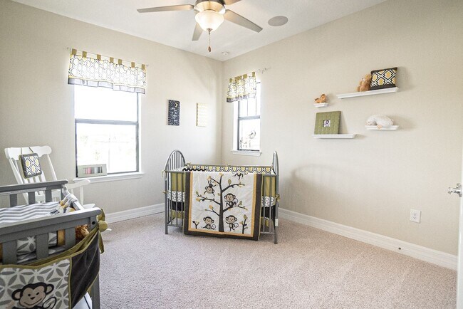 Building Photo - 3/2.5 Beautiful Model Townhome with Screened Courtyard & 2 Car Garage