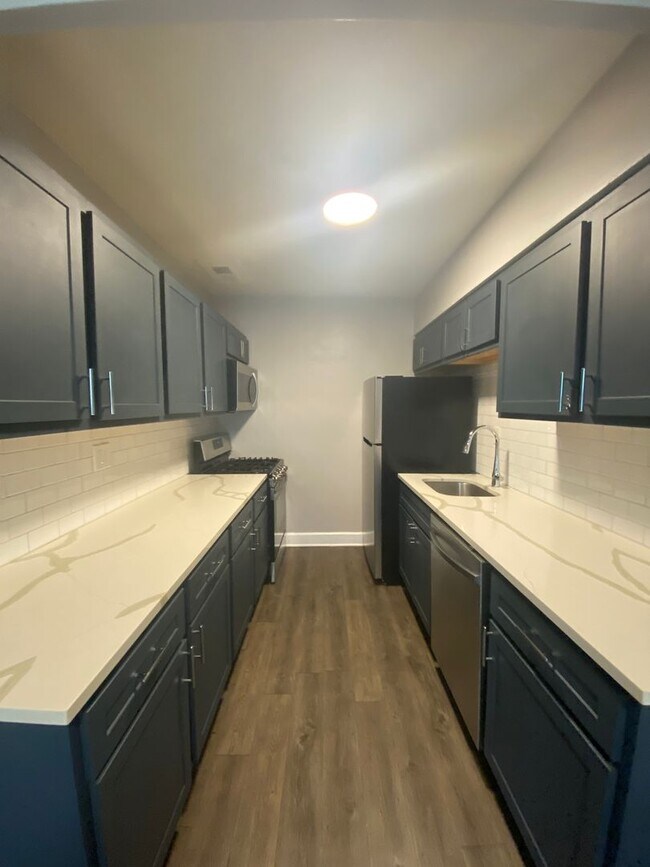 Building Photo - Updated Two Bed Two Bath Apt in Dogtown!