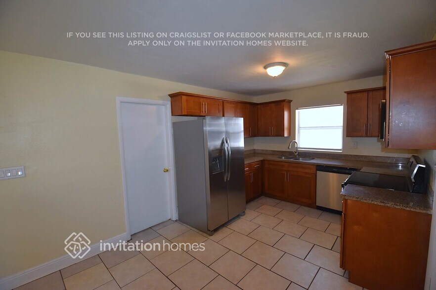 Building Photo - 533 W Dayton Cir