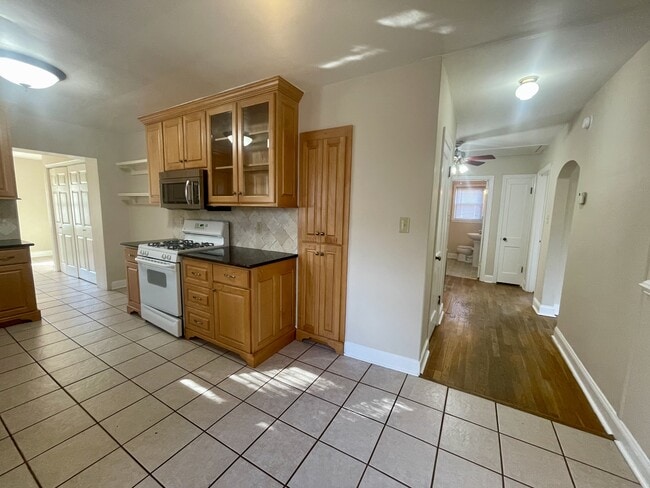 Building Photo - 2421 Old Forest Rd