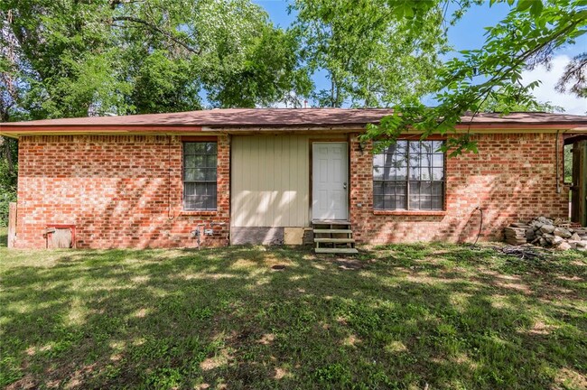Building Photo - 610 Normal Park Dr