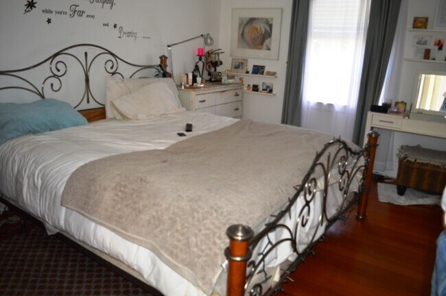 Building Photo - LowCres2