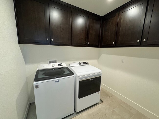 Building Photo - 5 Bedroom 3 Bath Home with Pool, pool and ...