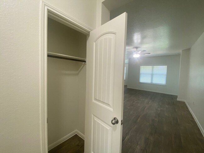 Building Photo - Updated Home in Pioneer Crossing! Available for July!