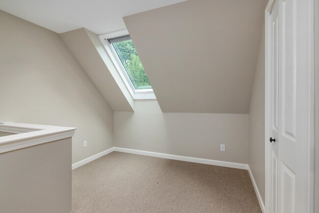 Building Photo - 20 Glengarry Dr