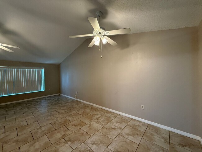 Building Photo - Spacious 2 Bedroom, 2 Bath, 2 car garage Home For Rent in New Port Richey!