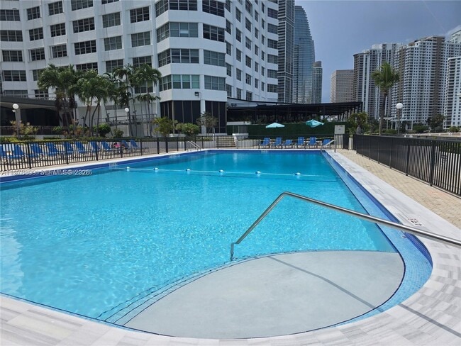 Building Photo - 999 Brickell Bay Dr