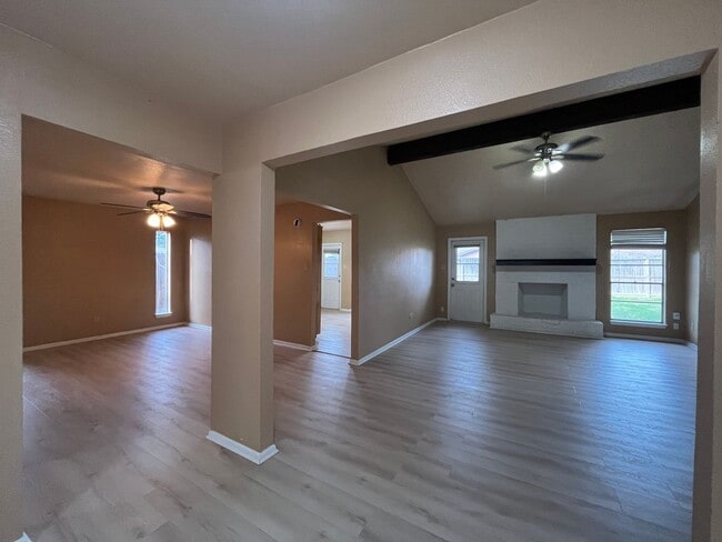 Building Photo - THREE BEDROOM 2 BATH HOUSE ON THE SOUTH SIDE