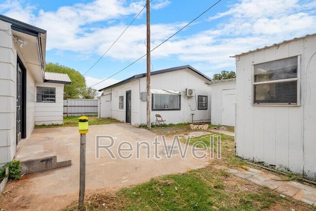 Building Photo - 216 S Ave D