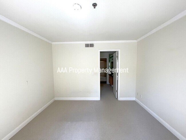 Building Photo - 2530 Oak Rd