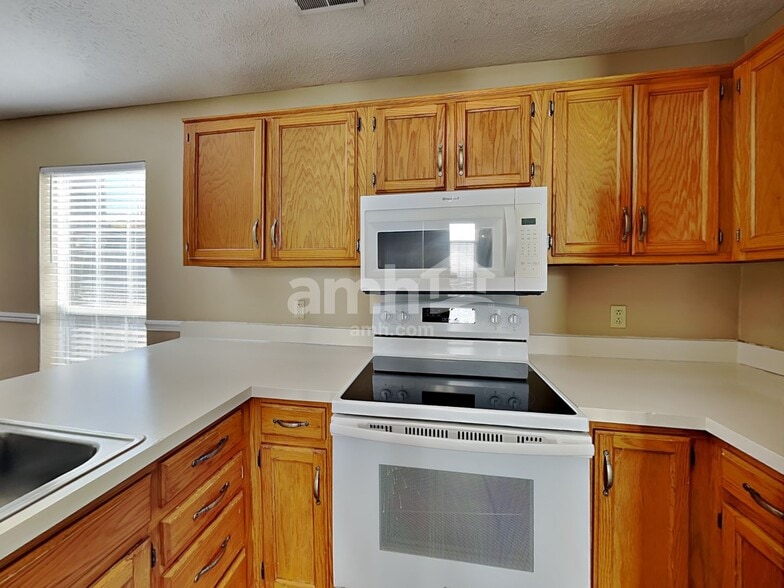 Building Photo - 2011 Lassiter Dr